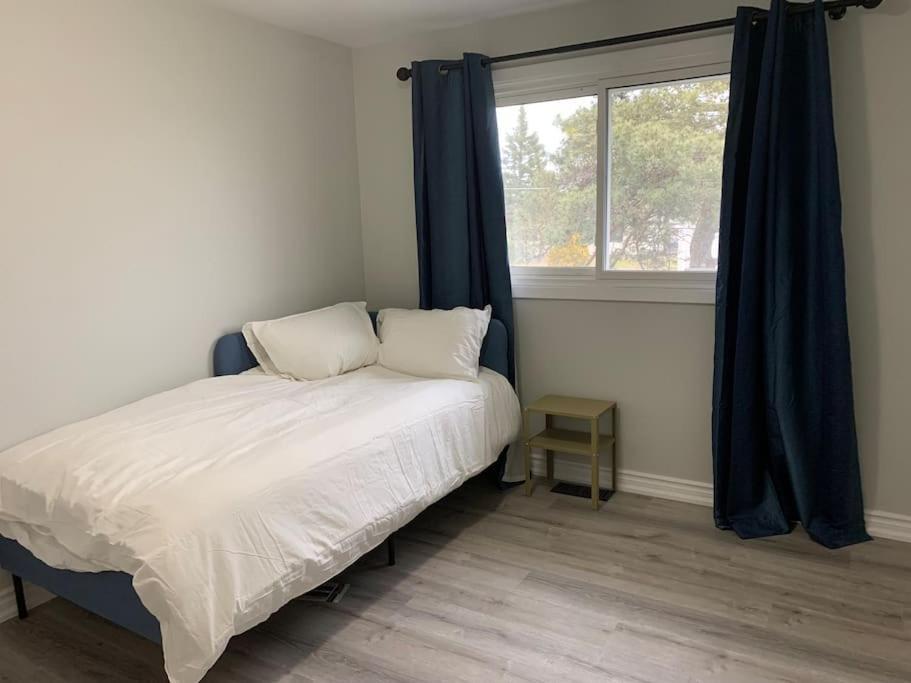 Charming Bungalow Retreat In Chippawa Fall Niagara Falls